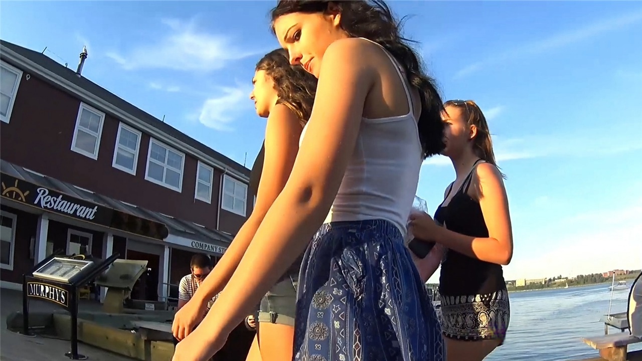 跟拍三个热裤极品长腿洋妞[526M/MP4]