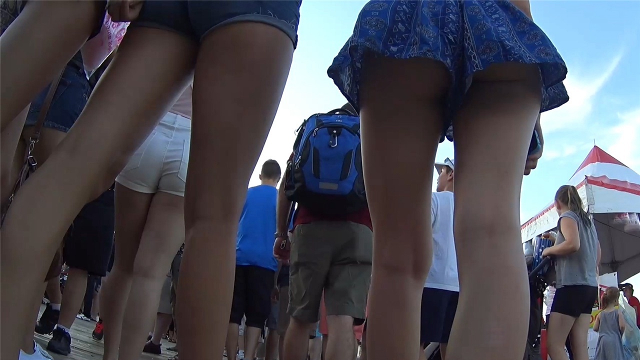 跟拍三个热裤极品长腿洋妞[526M/MP4]