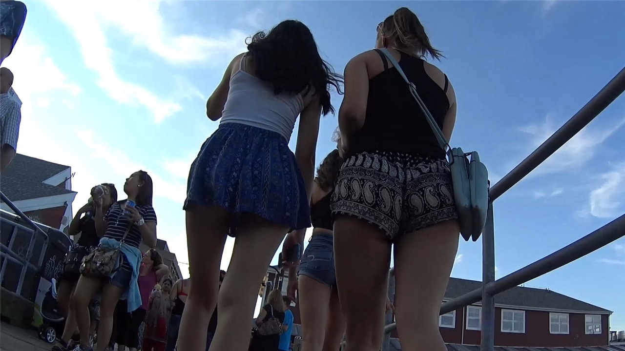 跟拍三个热裤极品长腿洋妞[526M/MP4]