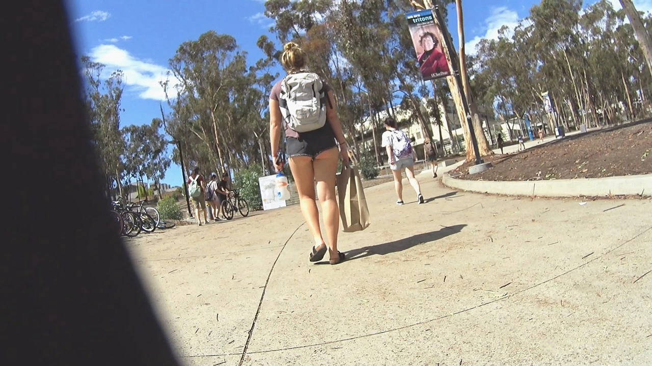 大学校园跟拍牛仔热裤饱满肥臀大学生洋妞[395M/MOV]