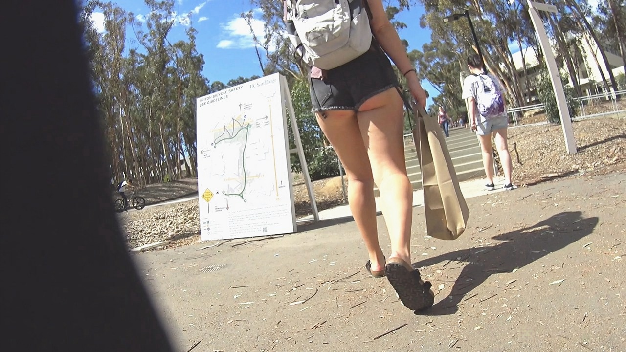 大学校园跟拍牛仔热裤饱满肥臀大学生洋妞[395M/MOV]