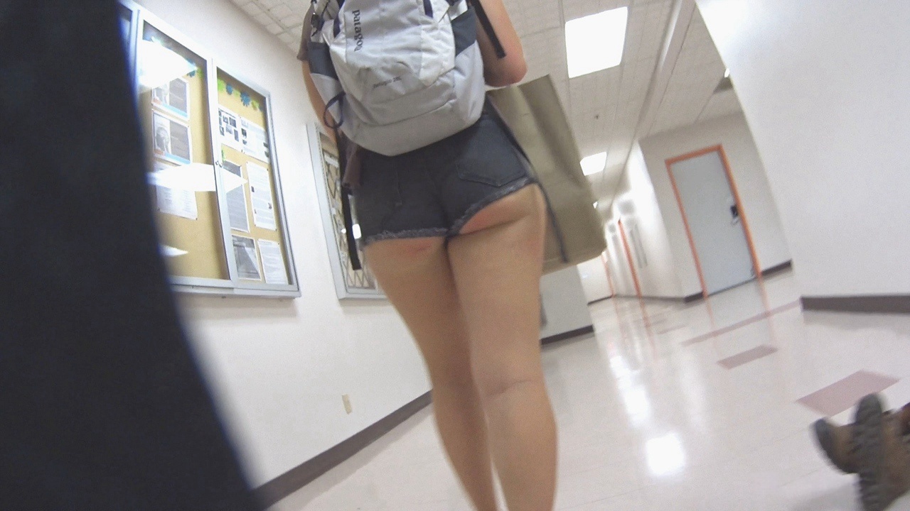 大学校园跟拍牛仔热裤饱满肥臀大学生洋妞[395M/MOV]