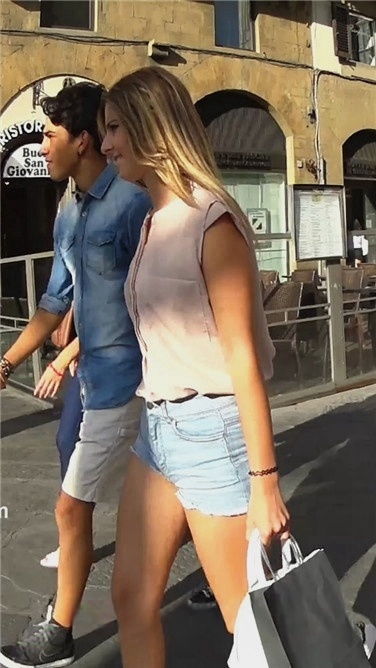 年轻MM飘逸长发牛仔热裤饱满美臀[186M/MP4]