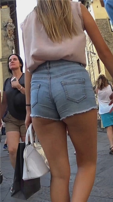 年轻MM飘逸长发牛仔热裤饱满美臀[186M/MP4]