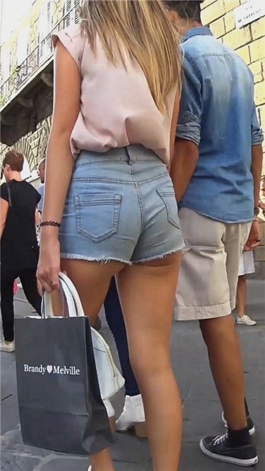 年轻MM飘逸长发牛仔热裤饱满美臀[186M/MP4]