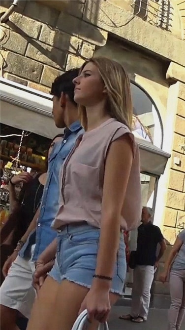 年轻MM飘逸长发牛仔热裤饱满美臀[186M/MP4]