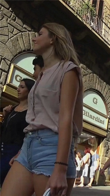 年轻MM飘逸长发牛仔热裤饱满美臀[186M/MP4]