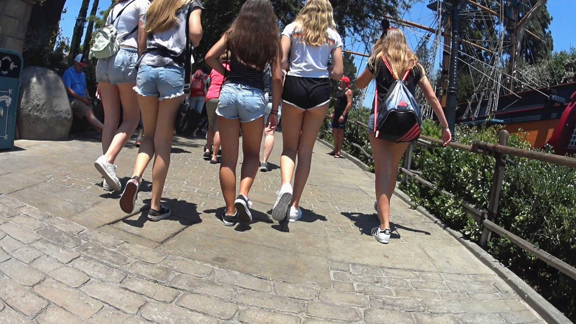 高挑身材长腿年轻美眉小棉短裤[699M/MP4]