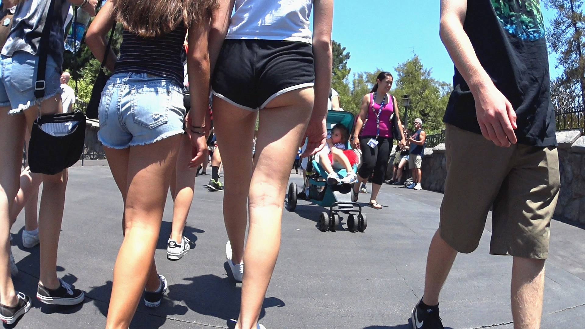 高挑身材长腿年轻美眉小棉短裤[699M/MP4]