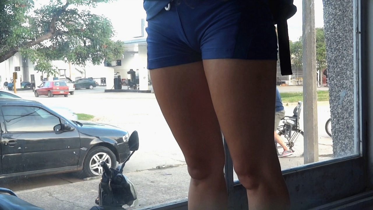 蓝色紧绷短裤圆臀显路饱满骆驼趾[346M/M2TS]