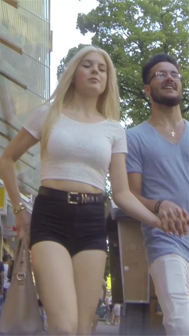 华丽的金发女孩紧身黑色短裤[MP4/495M]