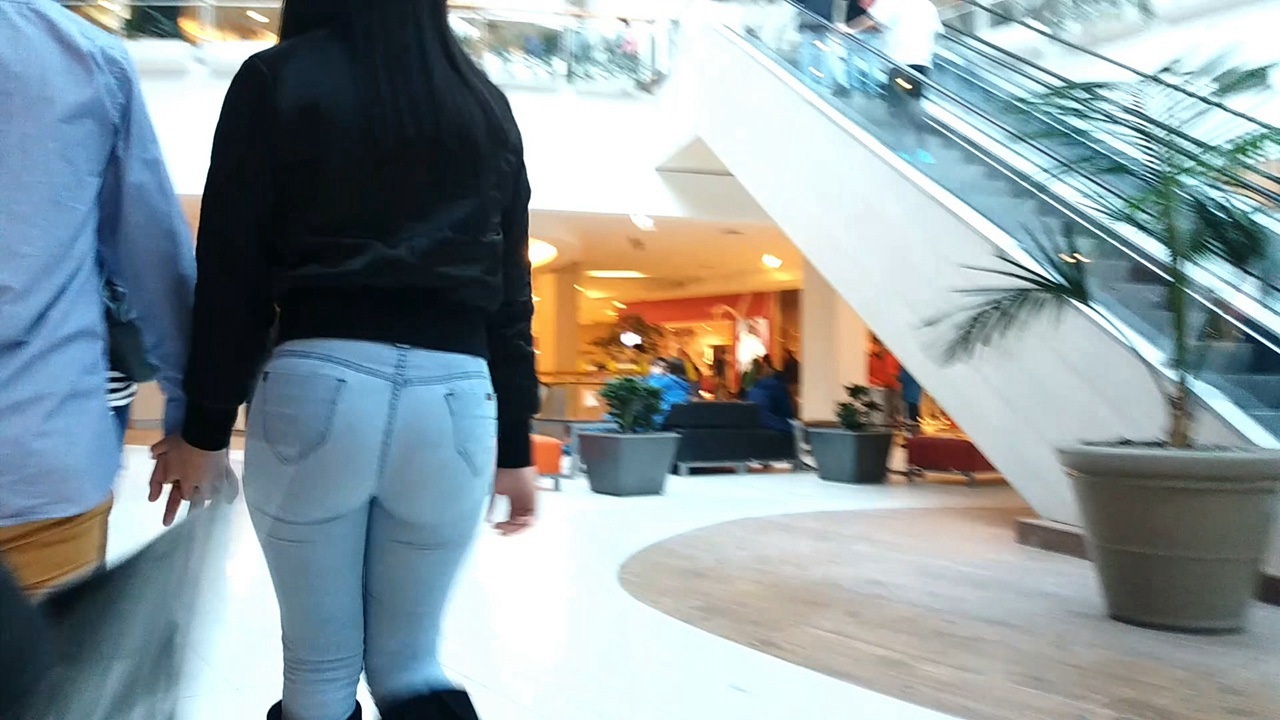 浅蓝色紧身牛仔裤极品饱满圆润翘臀洋妞[483M/MP4]