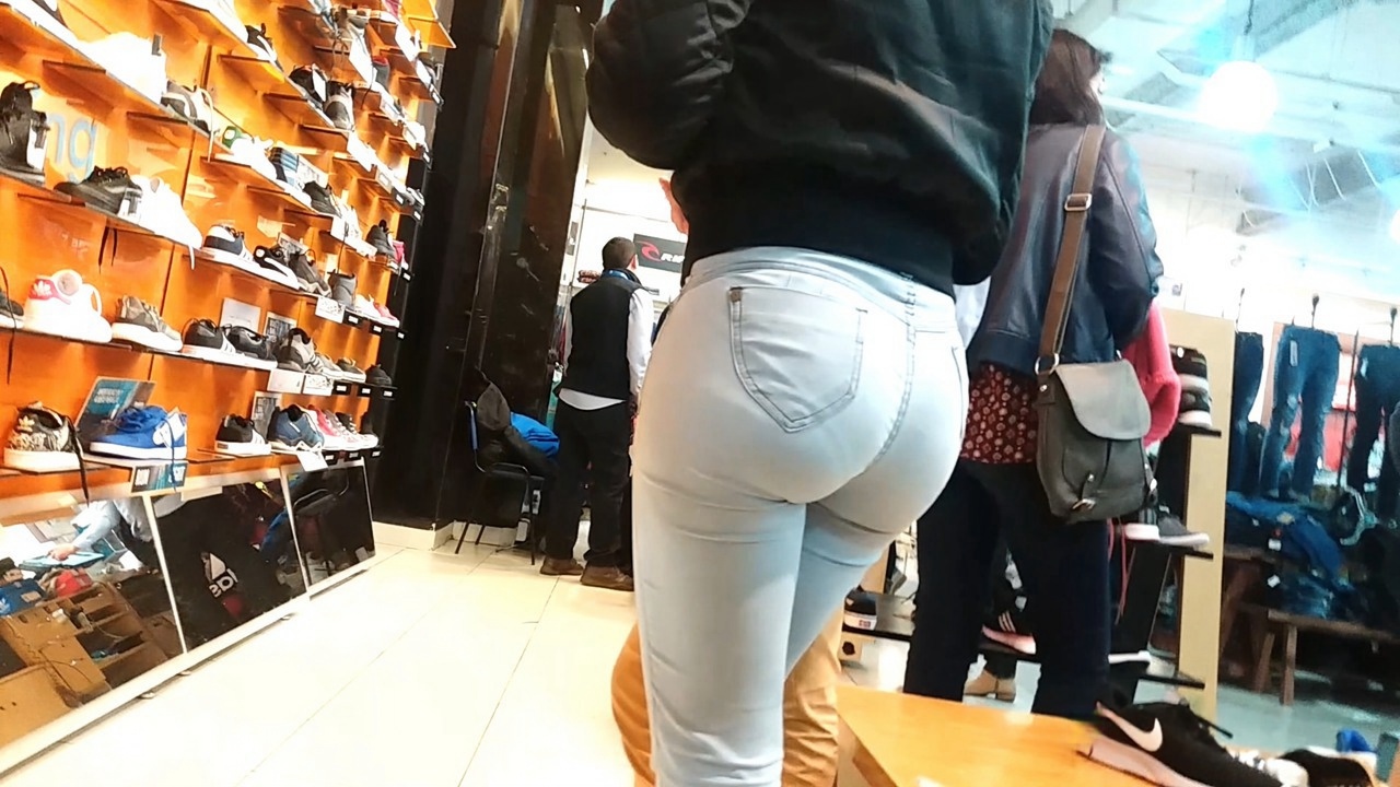 浅蓝色紧身牛仔裤极品饱满圆润翘臀洋妞[483M/MP4]