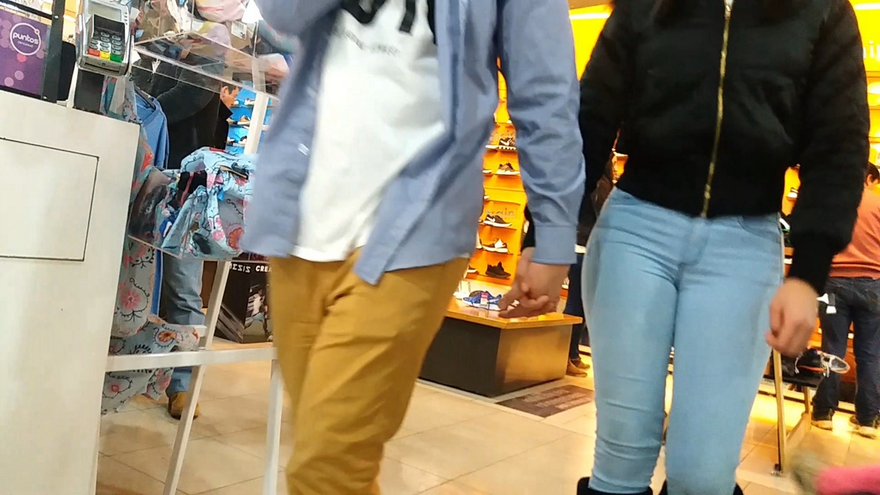 浅蓝色紧身牛仔裤极品饱满圆润翘臀洋妞[483M/MP4]