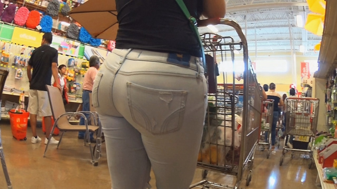 购物的两个紧身牛仔裤饱满圆润大PG洋妞[195M/MP4]