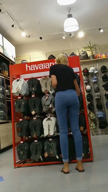 高挑的金发长腿紧身牛仔裤紧臀洋妞美女[45M/MP4]