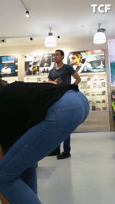 高挑的金发长腿紧身牛仔裤紧臀洋妞美女[45M/MP4]