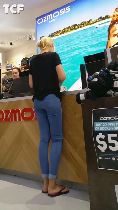 高挑的金发长腿紧身牛仔裤紧臀洋妞美女[45M/MP4]