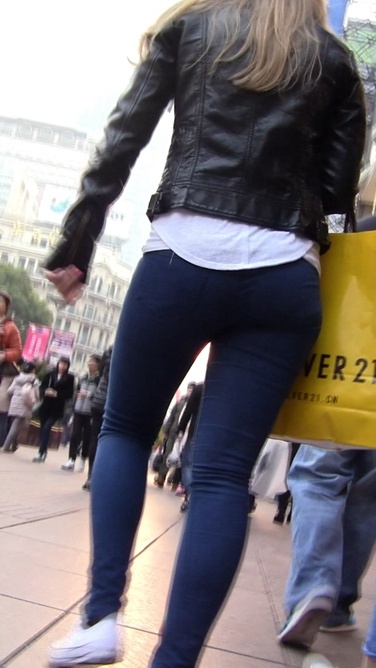 深蓝色紧身牛仔裤紧裹翘臀的洋妞MM[1G/MTS]