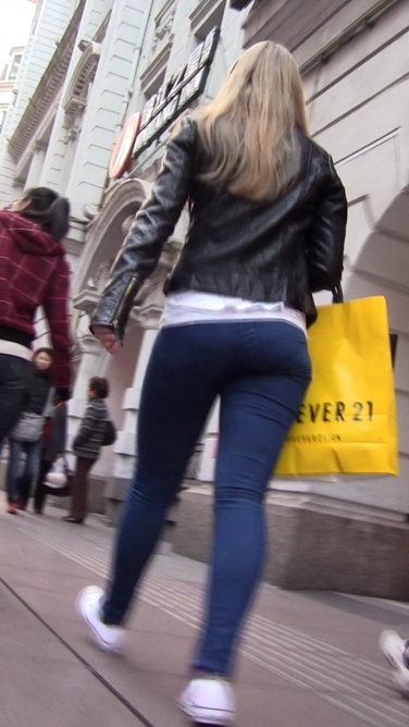 深蓝色紧身牛仔裤紧裹翘臀的洋妞MM[1G/MTS]