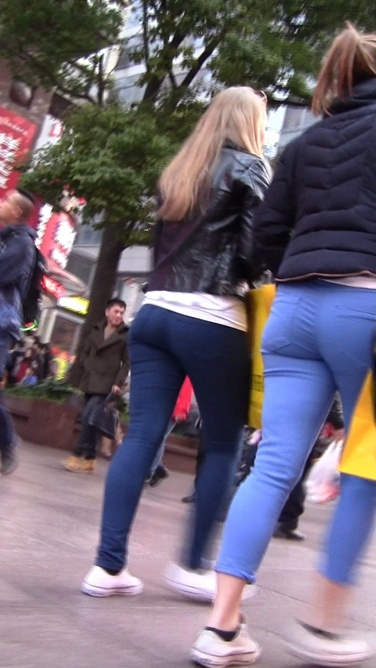 深蓝色紧身牛仔裤紧裹翘臀的洋妞MM[1G/MTS]