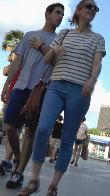 紧身牛仔裤外国美眉[177M/M2TS]