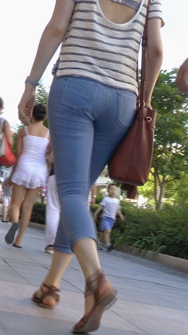 紧身牛仔裤外国美眉[177M/M2TS]