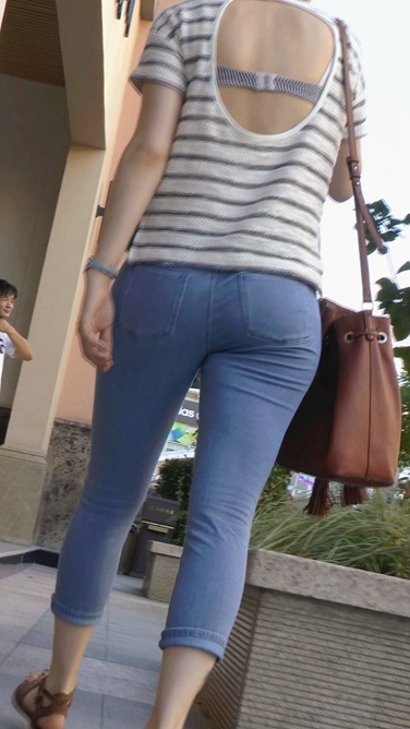 紧身牛仔裤外国美眉[177M/M2TS]