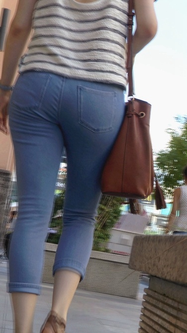 紧身牛仔裤外国美眉[177M/M2TS]