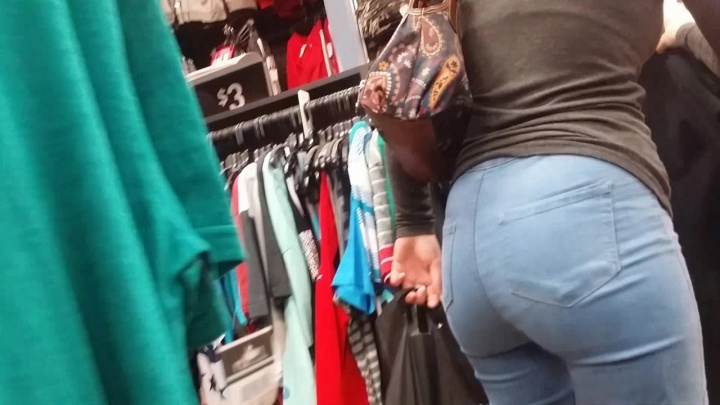 商场买衣服的蓝牛丰满翘臀金发MM[MP4-156M]