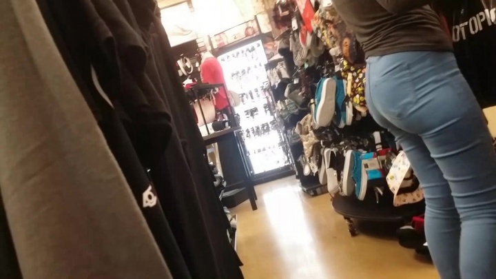 商场买衣服的蓝牛丰满翘臀金发MM[MP4-156M]