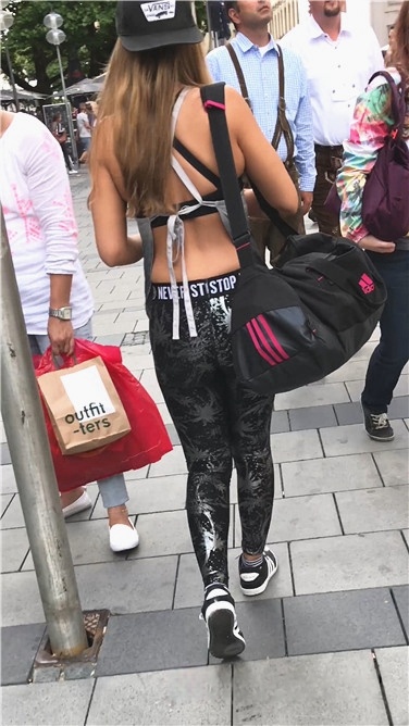 4K-街拍紧身花打底裤圆翘臀金发洋妞[1.48G/MP4]