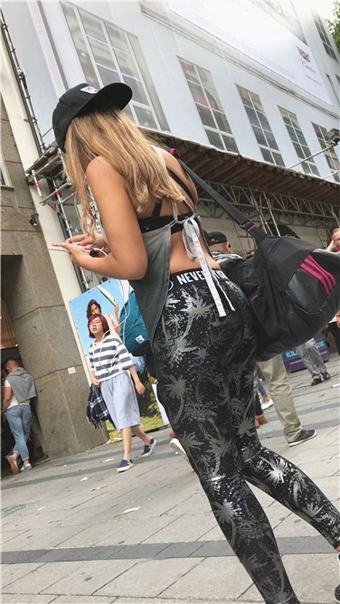 4K-街拍紧身花打底裤圆翘臀金发洋妞[1.48G/MP4]