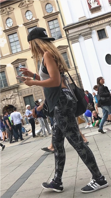 4K-街拍紧身花打底裤圆翘臀金发洋妞[1.48G/MP4]