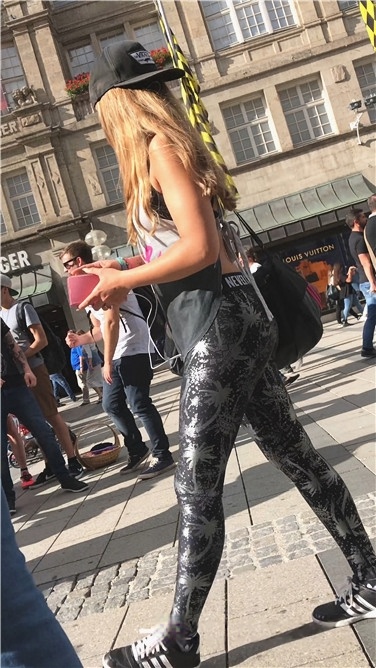 4K-街拍紧身花打底裤圆翘臀金发洋妞[1.48G/MP4]