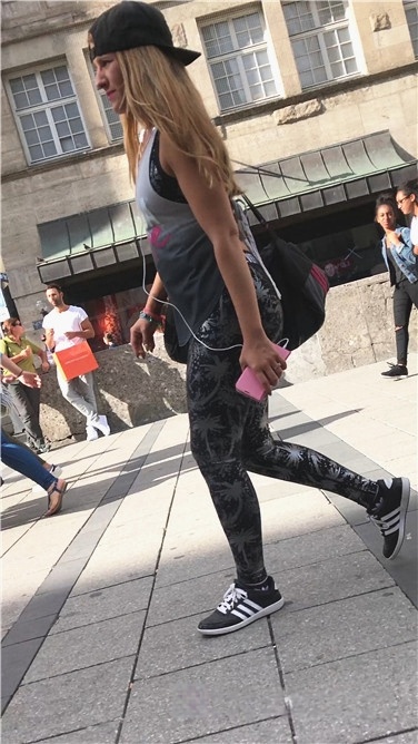 4K-街拍紧身花打底裤圆翘臀金发洋妞[1.48G/MP4]