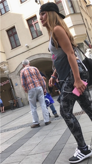 4K-街拍紧身花打底裤圆翘臀金发洋妞[1.48G/MP4]