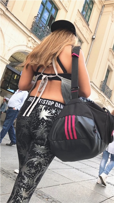 4K-街拍紧身花打底裤圆翘臀金发洋妞[1.48G/MP4]