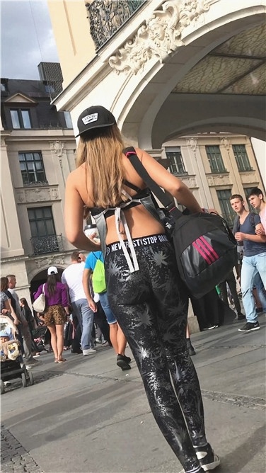 4K-街拍紧身花打底裤圆翘臀金发洋妞[1.48G/MP4]