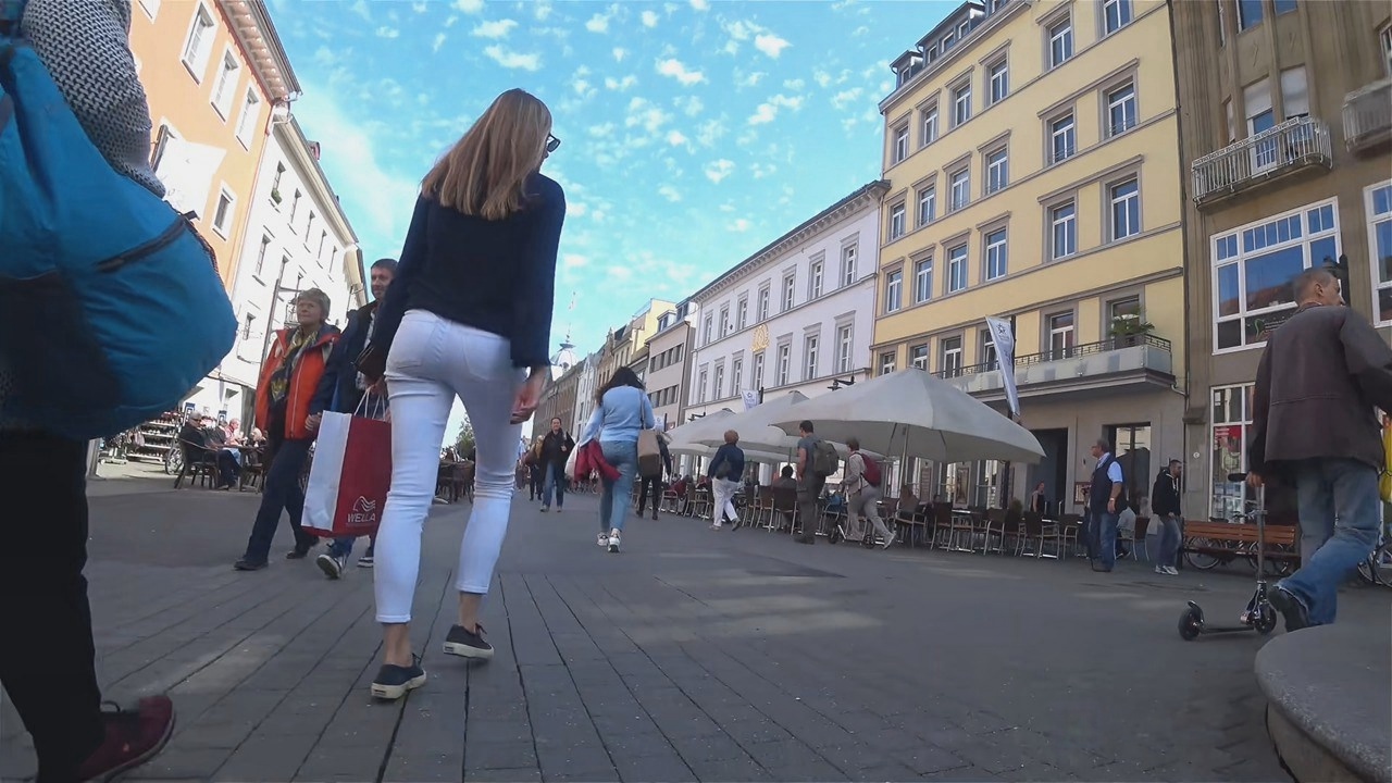 街拍白色蓝色紧裤圆润翘臀洋妞[168M/MP4]