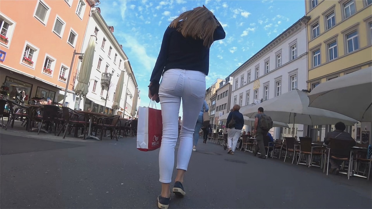 街拍白色蓝色紧裤圆润翘臀洋妞[168M/MP4]