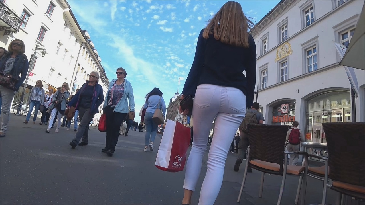 街拍白色蓝色紧裤圆润翘臀洋妞[168M/MP4]