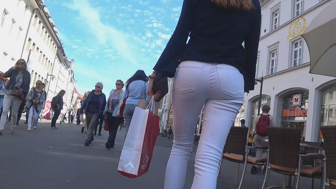 街拍白色蓝色紧裤圆润翘臀洋妞[168M/MP4]