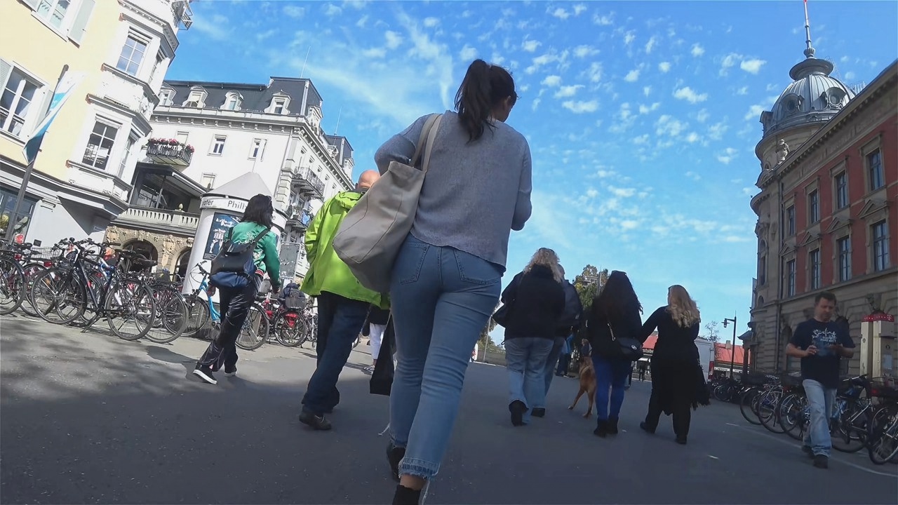 街拍白色蓝色紧裤圆润翘臀洋妞[168M/MP4]