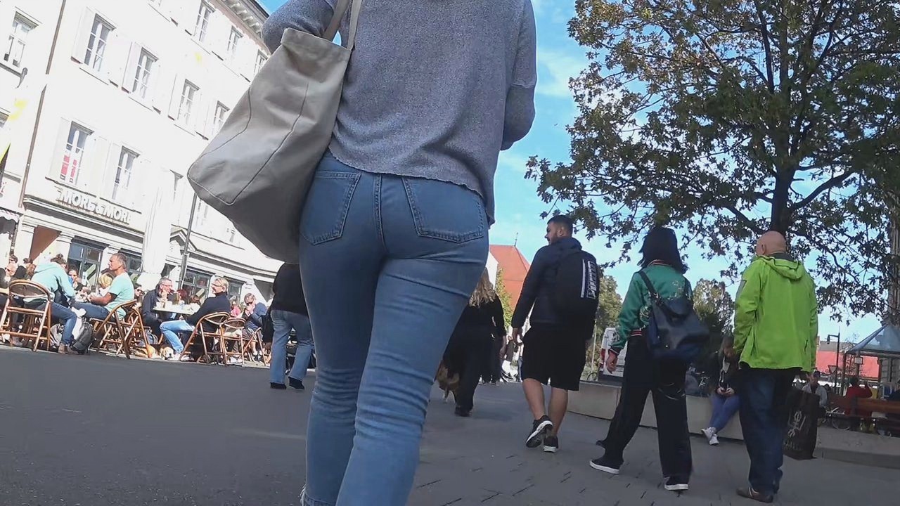 街拍白色蓝色紧裤圆润翘臀洋妞[168M/MP4]