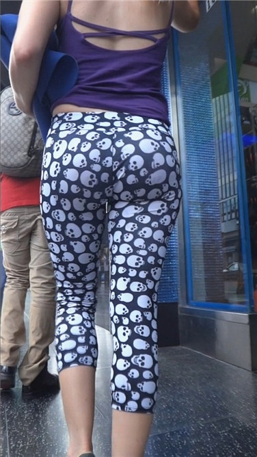 漂亮的骷髅紧身裤性感翘臀金发女郎[597M/MOV]