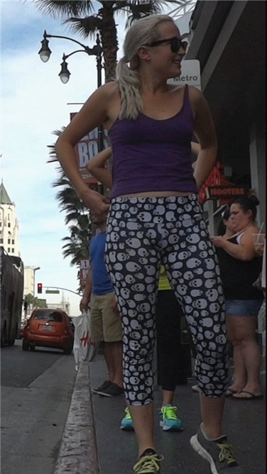 漂亮的骷髅紧身裤性感翘臀金发女郎[597M/MOV]