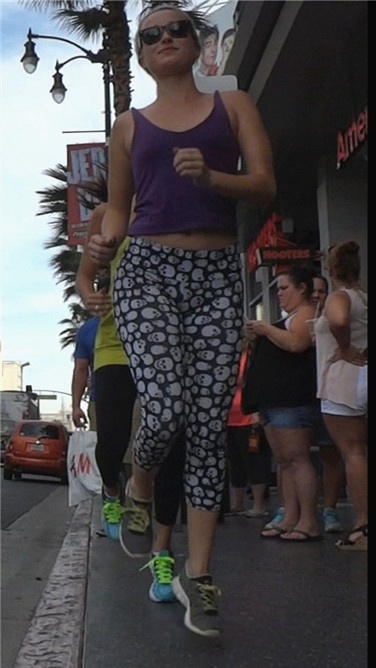 漂亮的骷髅紧身裤性感翘臀金发女郎[597M/MOV]