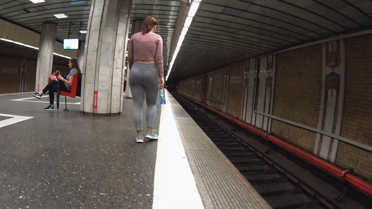 地铁灰色紧身打底裤性感丰臀金发美眉[554M/MP4]