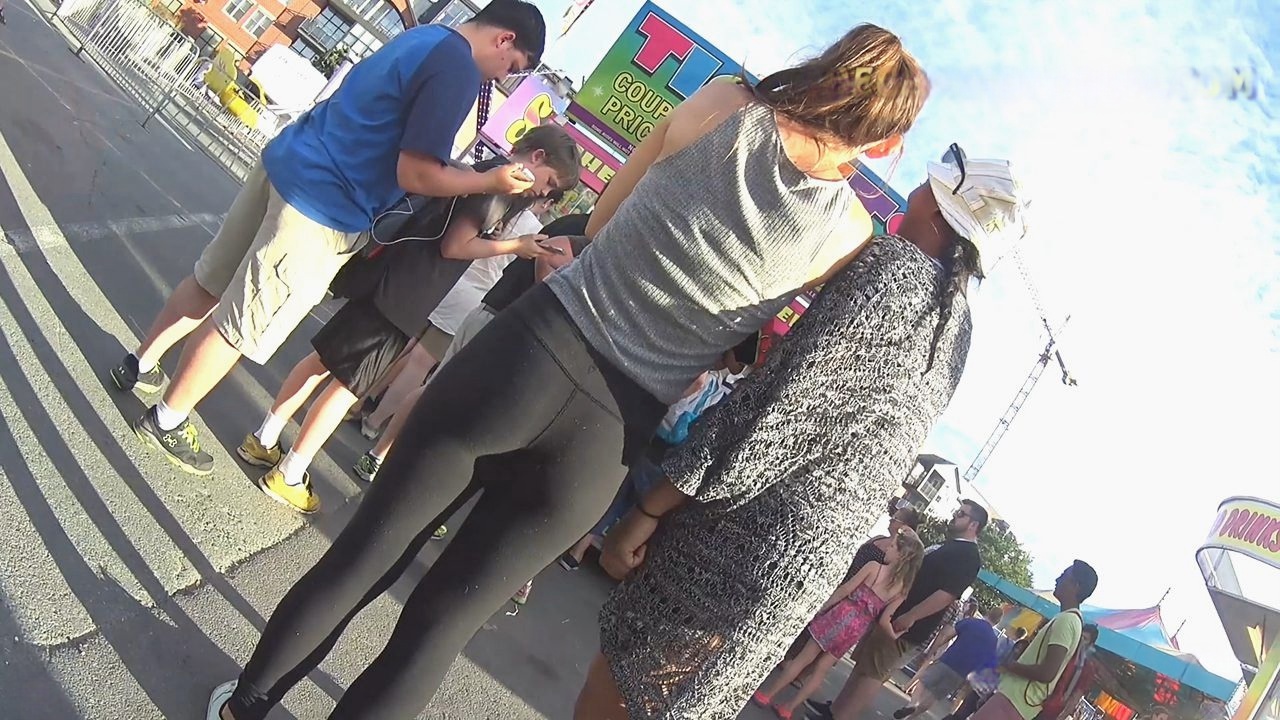 街拍紧身打底裤和牛仔热裤洋妞[405M/MP4]